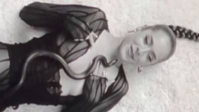 Shocking Video : सापांसोबत म्यूझिक व्हिडीओ शूट करत होती गायिका, अचानक साप चावला!