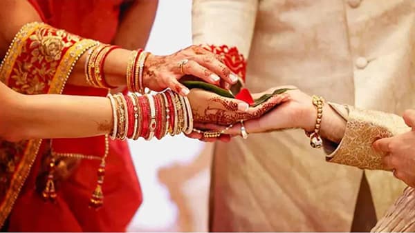 Vastu : वैवाहिक जीवनात सतत भांडण होतात?, सुखी आयुष्याच्या शोधत असाल तर वास्तूमध्ये काही बदल नक्की करा!