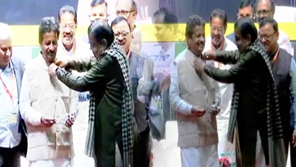 Nitin Gadkari | राज ठाकरेंच्या मलमनंतर गडकरींचं बटण चर्चेत, गडकरींनी का लावलं कार्यकर्त्याच्या जॅकेटचं बटण?