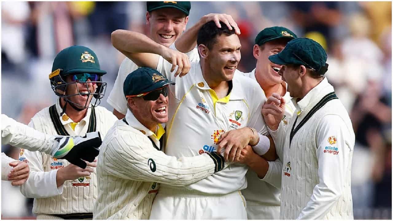 4 ओव्हर, 1 मेडन, 7 विकेट आणि 6 रन हे आकडे आहेत ऑस्ट्रेलियाच्या स्कॉट बोलांड या गोलंदाजाचे , त्याच्या या पदार्पणातील कामगिरीमुळं इंग्लंडचं अॅशेस ट्रॉफी मिळवण्याचं स्वप्न भंगलं आहे. स्कॉट बोलांडच्या कामगिरीची ऑस्ट्रेलियन क्रिकेट इतिहासात नोंद होणार आहे. स्कॉट बोलांड यानं कसोटीत पदार्पण करताना अनेक रेकॉर्ड देखील मोडले आहेत.