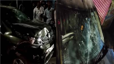 मद्यधुंद कार चालकाचा हैदोस, सात गाड्यांना उडवून झाडावर धडकला, पादचाऱ्यांनी चोपला