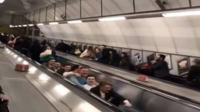 Video : जेव्हा एस्केलेटरवर बसून मित्रांचा एक ग्रुप नाव; चालवतो! लोक म्हणतात, पता नहीं जी कौन सा नशा करते है