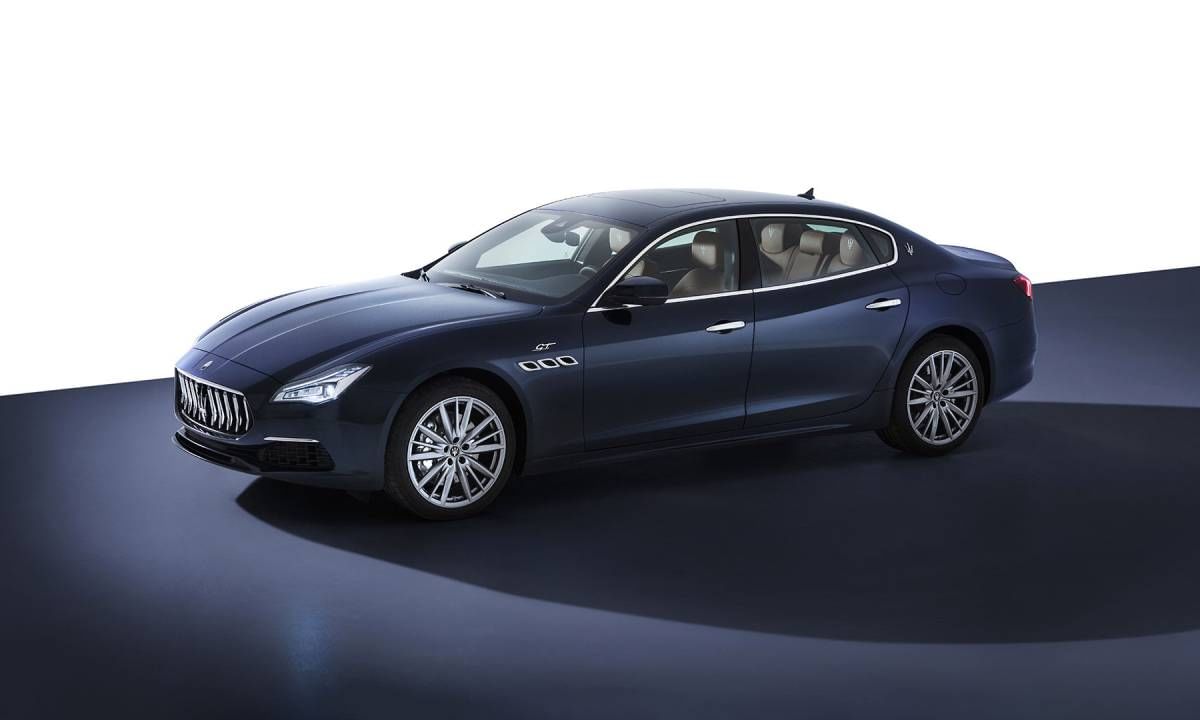 4. मासेराती क्वाट्रोपोर्टे (Maserati Quattroporte) : रतन टाटा यांच्याकडे Maserati Quattroporte ही कार आहे, या कारची किंमत 1.71 - 2.11 कोटी रुपयांच्या दरम्यान आहे. ही कार 4.7 सेकंदात 0-60 किमी प्रतितास इतका वेग गाठते. ही कार आतून बरीच लक्झरी आहे आणि टाटांच्या आवडत्या कारपैकी एक आहे. (Photo Credit : Maserati)