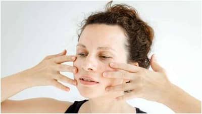 Yoga Asanas | फिट आणि ताजेतवाने राहण्यासाठी नियमित करा योगासन