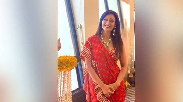 मुंबई : छोट्या पडद्यावरील प्रसिद्ध अभिनेत्री श्वेता तिवारीला कोण ओळखत नाही. तिची फिटनेस आणि सौंदर्याचे लाखो लोक दिवाने आहेत. श्वेता तिवारीने नुकतंच एका लग्नाला हजेरी लावली. त्यासाठी तिने लाल साडी परिधान केली होती. लाल साडीवर श्वेताने गोड दिसत होती. या आऊटफीटवरील काही फोटो तिने आपल्या इन्स्टाग्राम अकाऊंटवर शेअर केले आहेत.