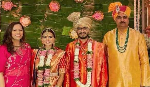मुख्यमंत्री उद्धव ठाकरे यांचे पुतणे निहार बिंदूमाधव ठाकरे आणि भाजप नेते हर्षवर्धन पाटील यांची कन्या जिल्हा परिषद सदस्य अंकिता हर्षवर्धन पाटील यांचा मोठ्या शाही थाटात आज मुंबईमध्ये ‘ताज’ हॉटेलमध्ये विवाह संपन्न झाला.