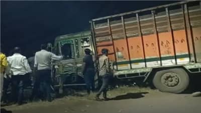 दोन ट्रकची समोरासमोर धडक, सायकलस्वाराचा चेंदामेंदा, जळगावात भीषण अपघात