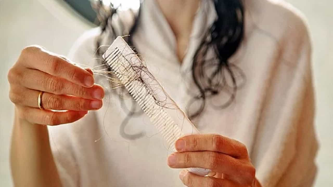हिवाळ्यात केस गळणे ही एक सामान्य समस्या आहे. याची चिंता अनेकांना सतावत आहे. या ऋतूत केस कोरडे आणि निस्तेज होतात. दररोज 50 केस गळणे ठिक आहे पण त्यापेक्षा जर आपले जास्त केस गळत असतील तर आपण काही घरगुती उपाय करून केस गळती बंद करावी.