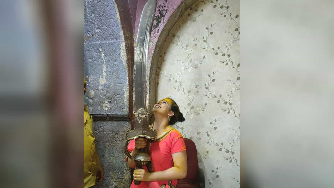 ‘स्वराज्य रक्षक संभाजी’ मालिकेतील ‘येसूबाई’ फेम अभिनेत्री प्राजक्ता गायकवाड (Prajakta Gaikwad) सोशल मीडियावर सतत सक्रिय असते. सोशल मीडियावर ती नेहमीच आपले नवनवीन फोटो शेअर करत असते.