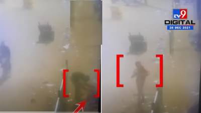 CCTV | रस्त्याच्या कडेला राहणाऱ्या कुटुंबातील लेकराचं अपहरण, चार तासात आरोपी गजाआड