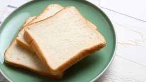 Eating Bad Habit | रोज खात असाल पांढरे ब्रेड, तर सावध व्हा; या आजारांना देत आहात आमंत्रण!