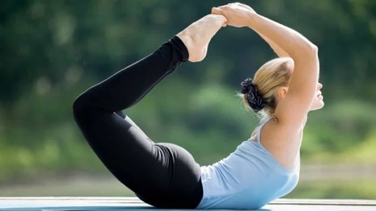 दररोज धनुरासन करणे आपल्या आरोग्यासाठी अत्यंत फायदेशीर आहे. धनुरासन करण्यासाठी सर्वात अगोदर पोटावर झोपा. आपले हात मागे वाकवा आणि पाय पकडा. स्वतःला मागे खेचण्याचा प्रयत्न करा. तुम्ही तुमचे हात, पोट आणि पाय यांमधील ताण जाणवू शकता. हे आसन दररोज केल्याने वजन कमी होण्यास देखील मदत होते.