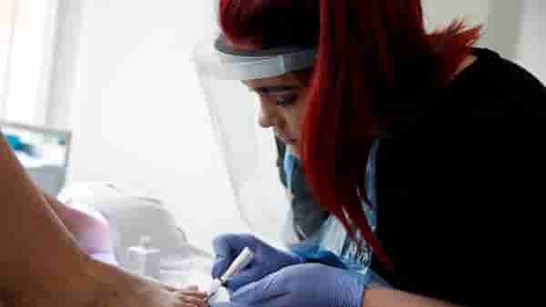 pedicure | पेडिक्युअर झाल्यानं कापावा लागला पाय; सलूनकडून महिलेला मिळाली 13 कोटींची नुकसानभरपाई!