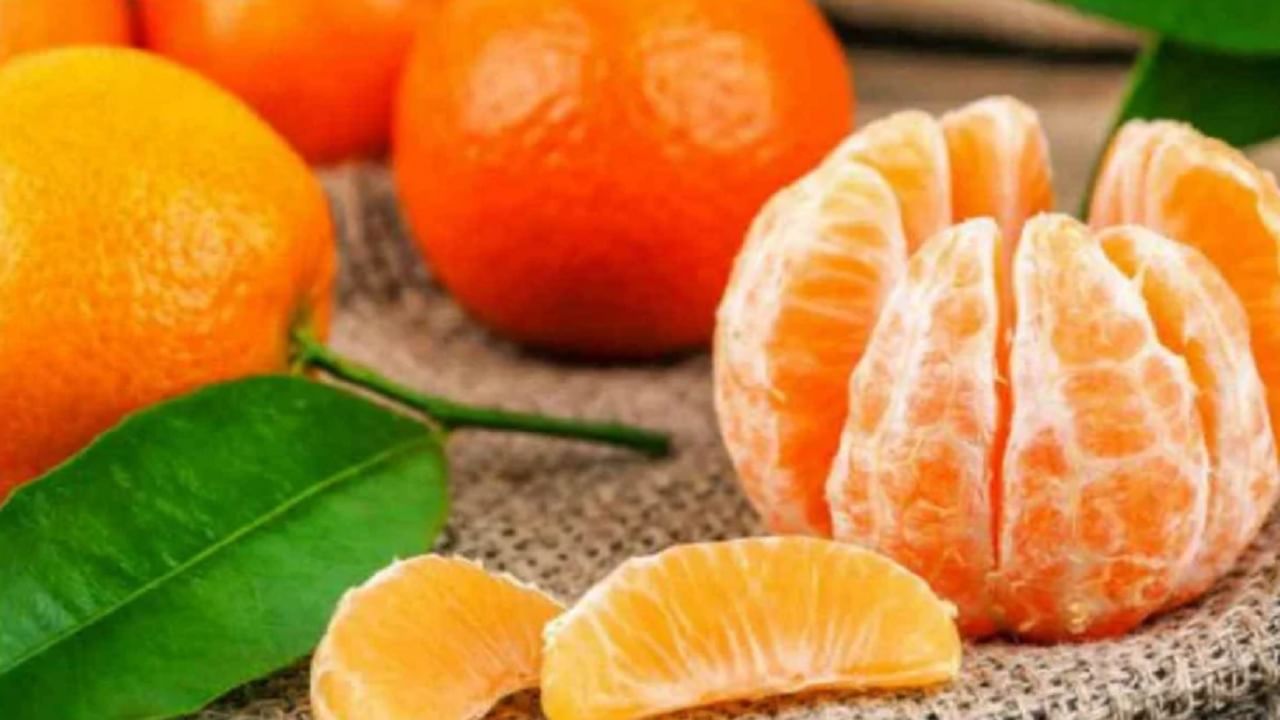 लिंबू आणि संत्री यांसारखी लिंबूवर्गीय फळे 'डायबेटिस सुपरफूड' आहेत. रक्तातील साखर नियंत्रित ठेवण्यासाठी तुम्ही तुमच्या आहारात समावेश केला पाहिजे. संत्र्यामध्ये ग्लायसेमिक इंडेक्स कमी असतो. यामुळे संत्र्याचे दररोज सेवन करा. 