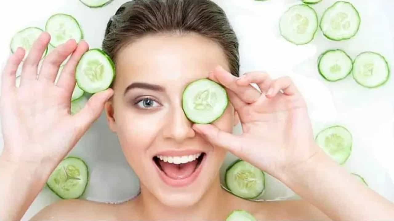काकडीत 96 टक्के पाणी असते. यामुळे काकडी आपल्या त्वचेला हायड्रेटिंग बनवते. काकडीमध्ये भरपूर पोषक, खनिजे आणि जीवनसत्त्वे असतात. ते तुमची त्वचा निरोगी ठेवण्यास मदत करतात. हे तुमच्या त्वचेसाठी अनेक प्रकारे फायदेशीर आहे.