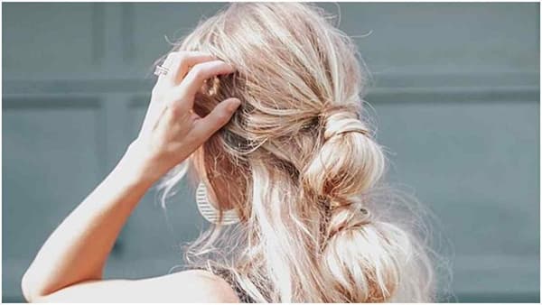 2021मध्ये आपण फॅशन आणि सौंदर्याबाबत अनेक ट्रेंड पाहिले आहेत. यामध्ये अशा काही हेअरस्टाइल्स होत्या ज्यांनी सर्वांचं लक्ष वेधून घेतलं. त्यातल्याच काही हेअरस्टाइल्स पाहू या... हाफ बबल पोनीटेल - 2021मध्ये हाफ बबल पोनीटेल खूप ट्रेंडमध्ये होता. महिला कॅज्युअल पोशाखांसह ही केशभूषा करताना दिसल्या. हे करणं सोप्पय. नेहमीप्रमाणे अर्धी पोनीटेल बनवा. आता काही अंतरावर 3-4 रबर बँड लावा. आता तुमच्या केसांच्या स्ट्रैंड्स काढा. जेव्हा तुम्ही घाईत असता पण तरीही तुम्हाला स्टायलिश दिसायचं असतं तेव्हा ते बनवणं सोपं असतं.