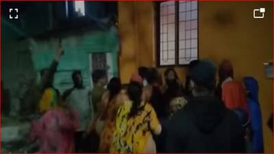 धक्कादायक! सराईत गुन्हेगाराला पकडण्यासाठी गेलेल्या पोलिसांवर पुण्यात जमावाचा हल्ला; पोलिसांचा हवेत गोळीबार