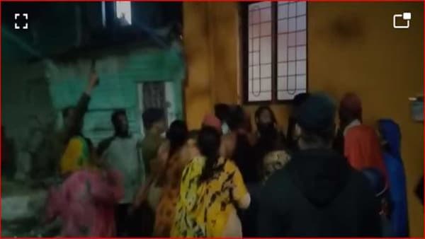 धक्कादायक! सराईत गुन्हेगाराला पकडण्यासाठी गेलेल्या पोलिसांवर पुण्यात जमावाचा हल्ला; पोलिसांचा हवेत गोळीबार