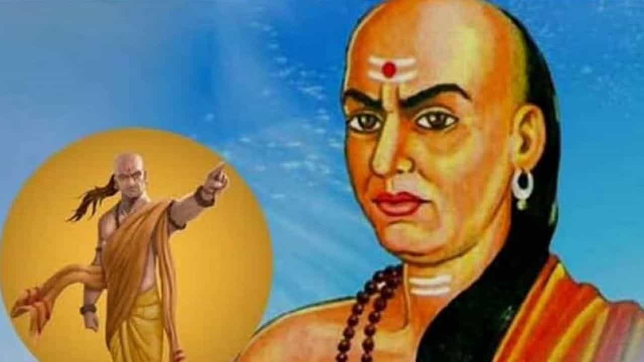 समाज घडवण्यासाठी महिला खूप महत्त्वाची भूमिका बजावत असतात. आचार्य चाणक्यांच्या मते सुशिक्षित आणि ज्ञानी स्त्रिया समाजाची निर्मिती मोलाचे सहकार्य करतात. त्यामुळे महिलांचे शिक्षण पूर्ण होणे गरजेचे असते.