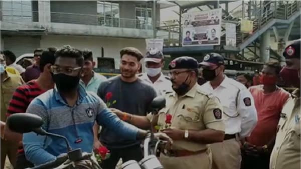 Badlapur | वाहतुकीचा नियम मोडलात ? गुलाब घ्या गुलाब, नो चलान डेनिमित्त बदलापूर पोलिसांकडून जनजागृती
