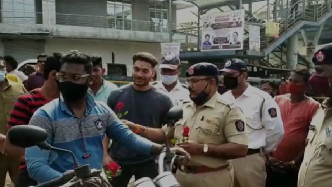Badlapur | 'वाहतुकीचा नियम मोडलात ? गुलाब घ्या गुलाब,' 'नो चलान डे'निमित्त बदलापूर पोलिसांकडून जनजागृती