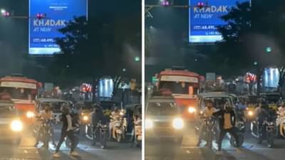 VIDEO : रेड सिग्नलवर हेल्मेट बॉयचा बँग बँग गाण्यावर खास डान्स, व्हिडिओ पाहून लोक म्हणाले हाच रियल डान्सर!