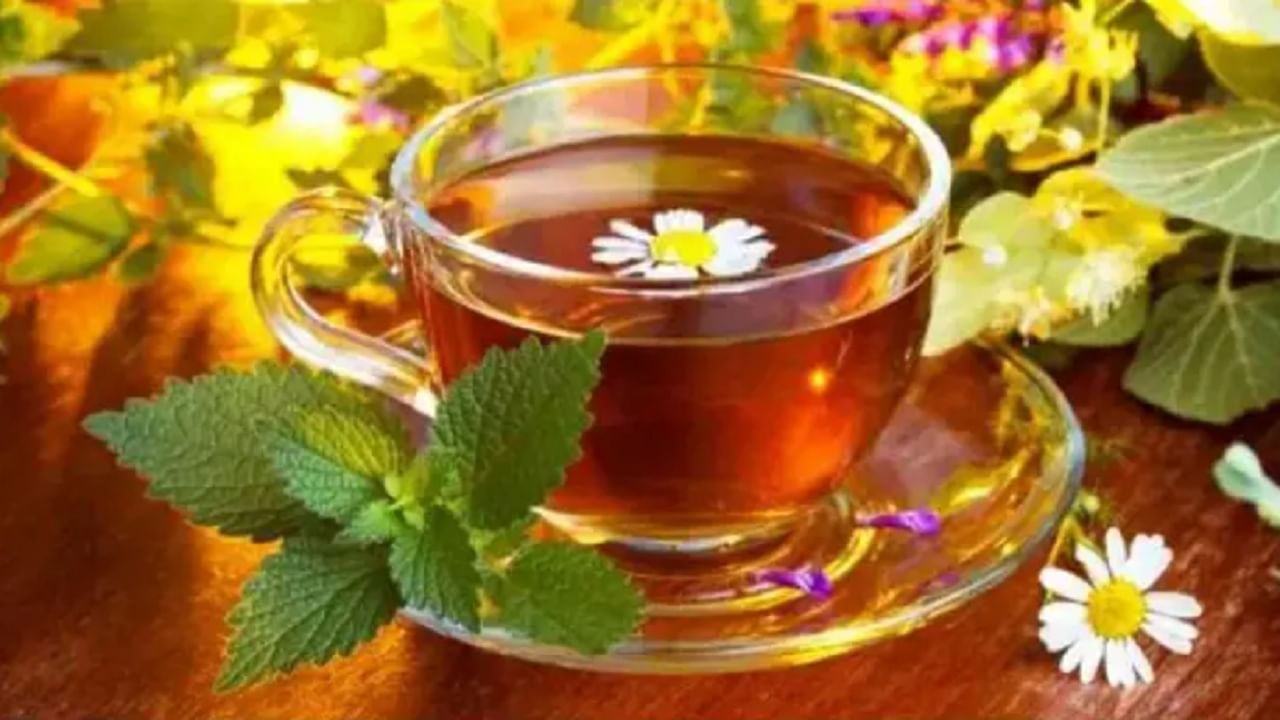 पुदिना चहा आपल्या आरोग्यासाठी अत्यंत फायदेशीर आहे. हे आपले मूड सुधारण्यासाठी कार्य करते. हा चहा तयार करण्यासाठी पुदिन्याच्या झाडाची पाने गरम पाण्यात पाच ते दहा मिनिटे ठेवा त्यानंतर हे पाणी प्या.