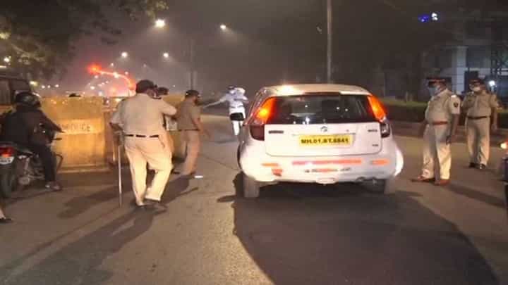 31 डिसेंबरच्या पार्श्वभूमीवर बंदोबस्तात वाढ; पोलिसांकडून मुंबईत येणाऱ्या वाहनांची तपासणी 31 डिसेंबरच्या पार्श्वभूमीवर बंदोबस्तात वाढ; पोलिसांकडून मुंबईत येणाऱ्या वाहनांची तपासणी