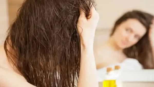 स्वयंपाकघरात असे अनेक पदार्थ आहेत, जे केसांची काळजी घेण्यासाठी खूप चांगले आणि प्रभावी मानले जातात. यापैकी एक म्हणजे कढीपत्ता. केसांसाठी याचा वापर फार कमी लोकांना माहिती आहे. कढीपत्त्याच्या मदतीने केसांच्या समस्यांवर उपचार करू शकता.