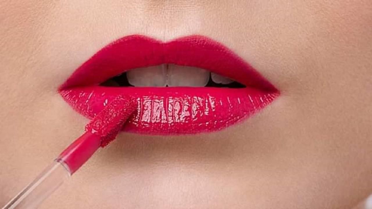 lipstick | लिपस्टिक लावल्यानंतर तुमची ओटं फुटतात; जाणून घ्या सोप्या टिप्स