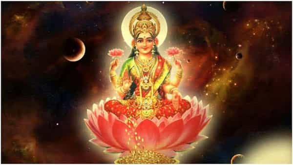 दर महिन्याला तुमच्या कमाईचा काही भाग दानधर्मासाठी वापरा. यामुळे तुम्हाला देवी लक्ष्मीची कृपा तुमच्यावर होईल. यामुळे तुमच्या घरात सुख-समृद्धी नांदेल. त्याच प्रमाणे घरातील स्त्रियांशी अत्यंत आदराने वागा. घरातील स्त्री देवीचेच रुप असते.