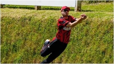 दोन खेळाडूंनी मिळून पकडला मॅच जिंकवणारा कॅच, थरारक क्षण पाहणारे प्रेक्षकही अवाक!