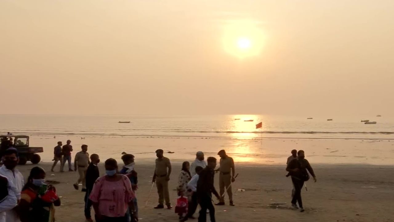 Juhu beach in Mumbai : राज्यासह देशभरात सरत्या वर्षाला निरोप दिला जातोय. कोविडच्या पार्श्वभूमीवर राज्यात निर्बंध आहेत. त्यामुळे नागरिकही सार्वजनिक ठिकाणी कमी गर्दी करताहेत. मुंबईतल्या जुहू बीच परिसरातलं हे मावळतीच्या सूर्याचं दर्शन