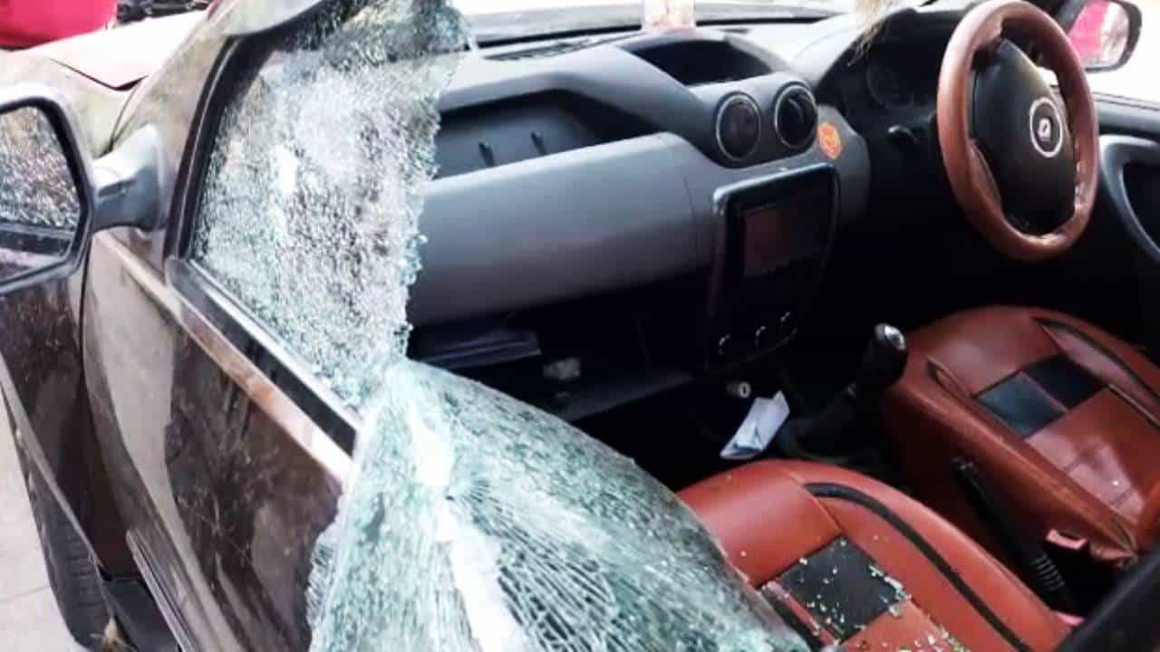 आधी रेनॉल्ट डस्टरची काच फोडली, मग शंभर शंभरचे बंडल लंपास केले! नांदेडमध्ये चोरांचा सुळसुळाट