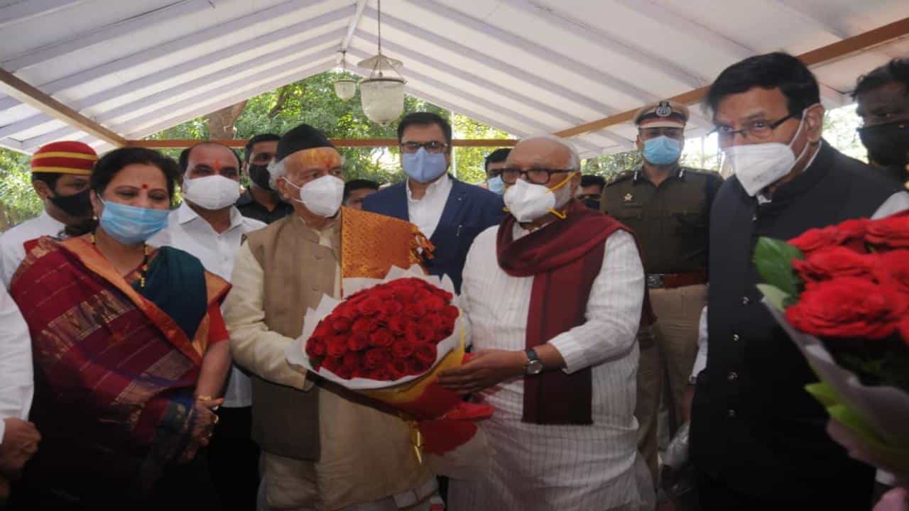 नाशिक दौऱ्यावर असणाऱ्या राज्यपालांचं छगन भुजबळांकडून खास स्वागत! राजकीय वर्तुळात चर्चा