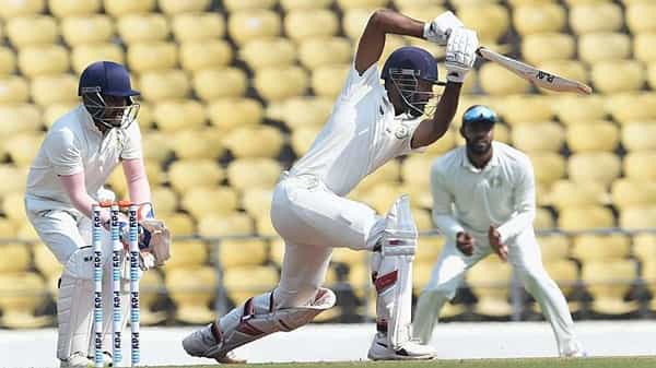 रणजी करंडक स्पर्धेची (Ranji Trophy 2022) साखळी फेरी 10 फेब्रुवारीपासून सुरु होणार आहे. बीसीसीआयने रणजी स्पर्धेच्या सुधारीत कार्यक्रमाची घोषणा केली आहे. देशात कोरोना रुग्णांच्या वाढत्या संख्येमुळे बीसीसीआयला रणजी स्पर्धा स्थगित करावी लागली होती. आधी 13 जानेवारीला ही स्पर्धा होणार होती. (PC-PTI)