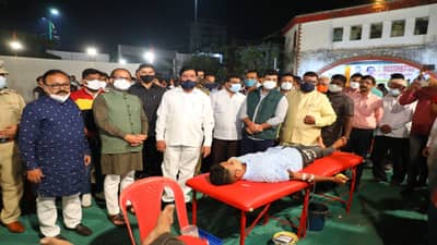 Thane : सेनेचे नेते आनंद दिघे यांनी सुरु केलेली परंपरा 23 व्या वर्षीही सुरु, नववर्षाचं स्वागत रक्तदानानं