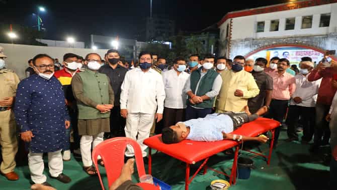 Thane : सेनेचे नेते आनंद दिघे यांनी सुरु केलेली परंपरा 23 व्या वर्षीही सुरु, नववर्षाचं स्वागत रक्तदानानं