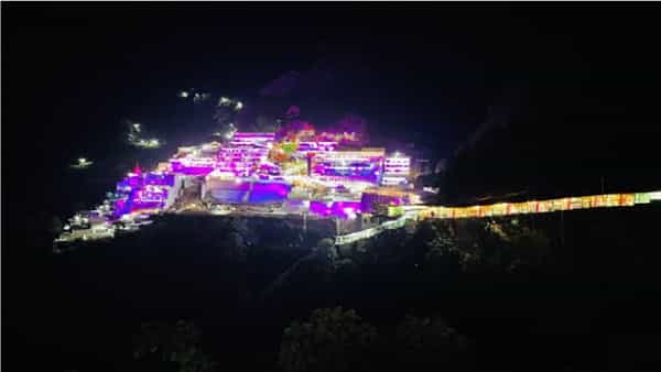 जम्मू : जम्मूमधील कटरा येथे माता वैष्णोदेवी मंदिर परिसरात झालेल्या चेंगराचेंगरीत तब्बल बारा जाणांचा मृत्यू झाला आहे. तर आतापर्यंत 14 भाविक जखमी झाल्याची माहिती मिळतेय.