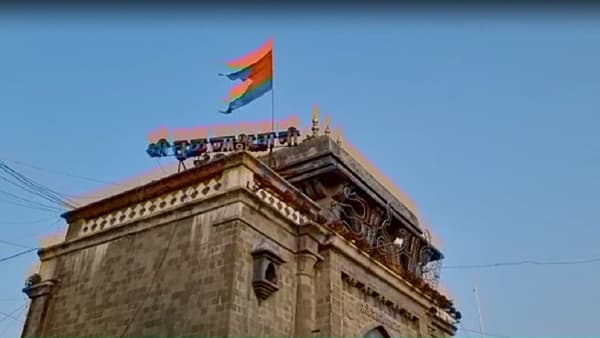 महाराष्ट्राची कुलस्वामिनी आई तुळजाभवानी मातेच्या दर्शनासाठी मंदिरात भक्तांनी पहाटे पासून गर्दी केली होती, कोरोना संकट दूर होऊन या संकटातून भक्तांची मुक्तात करावी असे साकडे भक्तांनी तुळजाभवानी चरणी घातले. तुळजाभवानी मंदिर कळसावरील आकर्षक विद्युत रोषणाईने मंदिर परिसर उजळून निघाला होता.