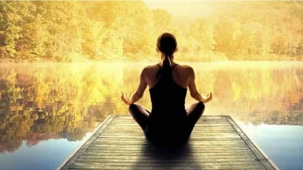 मेडिटेशन करणे आपल्या आरोग्यासाठी खूप फायदेशीर आहे. यामुळे जीवनात जागरूकता, शिस्त आणि स्थिरता येते. यामुळे मनाला खूप शांती मिळते. आपण दररोज किमान वीस मिनिटे तरी मेडिटेशन केले पाहिजे.