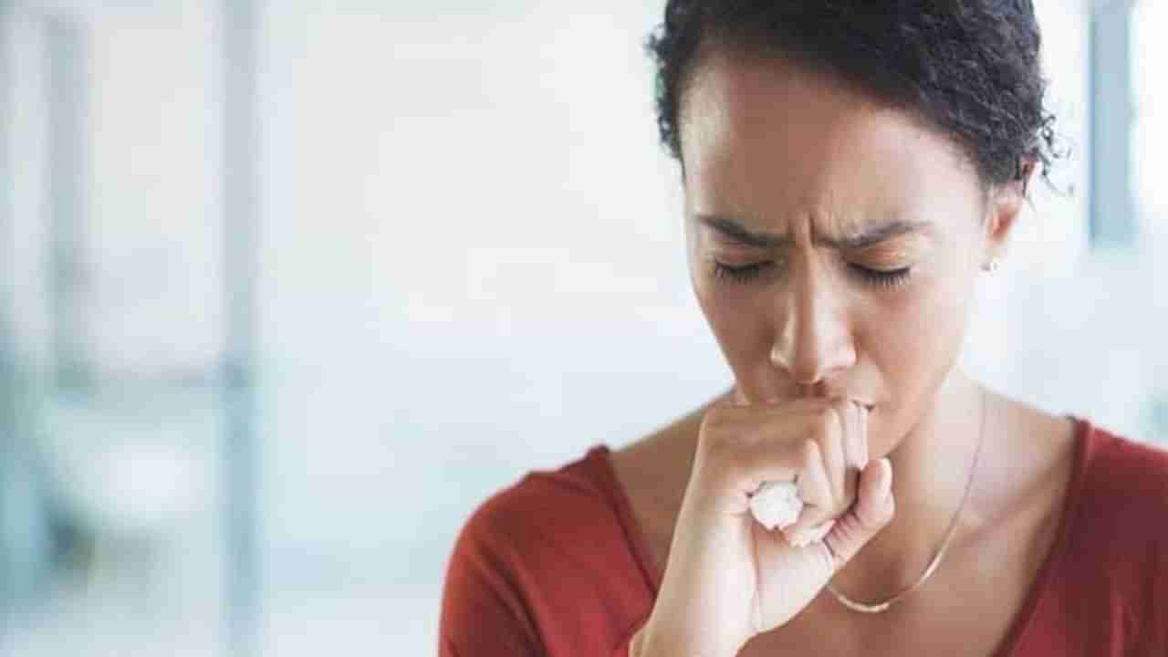 Dry cough | कोरड्या खोकल्यादरम्यान या घरगुती उपचारांना करा ट्राय, समस्या होईल दूर!