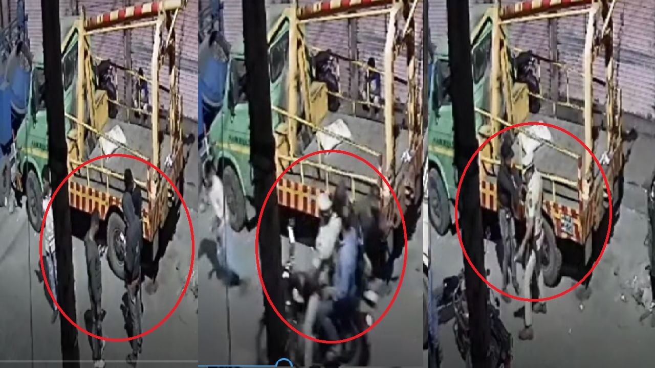 CCTV | घराबाहेर उभ्या तरुणांच्या अंगावर बुलेट घातली, उल्हासनगरात पोलिसांची दादागिरी