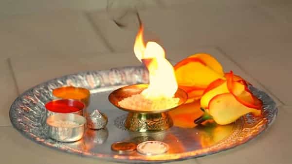 जर घरामध्ये वास्तुदोष किंवा इतर कोणत्याही प्रकारची नकारात्मकता असेल तर आजपासून दररोज तुमच्या घरात कापूर जाळून तुपात बुडवून त्याचा धूर संपूर्ण घरात लावा. यामुळे वातावरण शुद्ध होते आणि नकारात्मकता दूर होते.