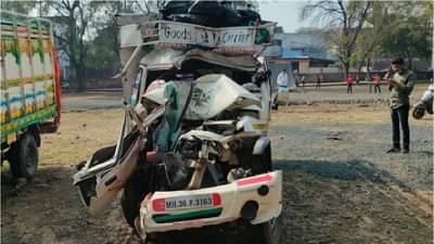 पिकअप व्हॅन झाडावर आदळून भीषण अपघात, चौघींचा मृत्यू, पाच जणी गंभीर