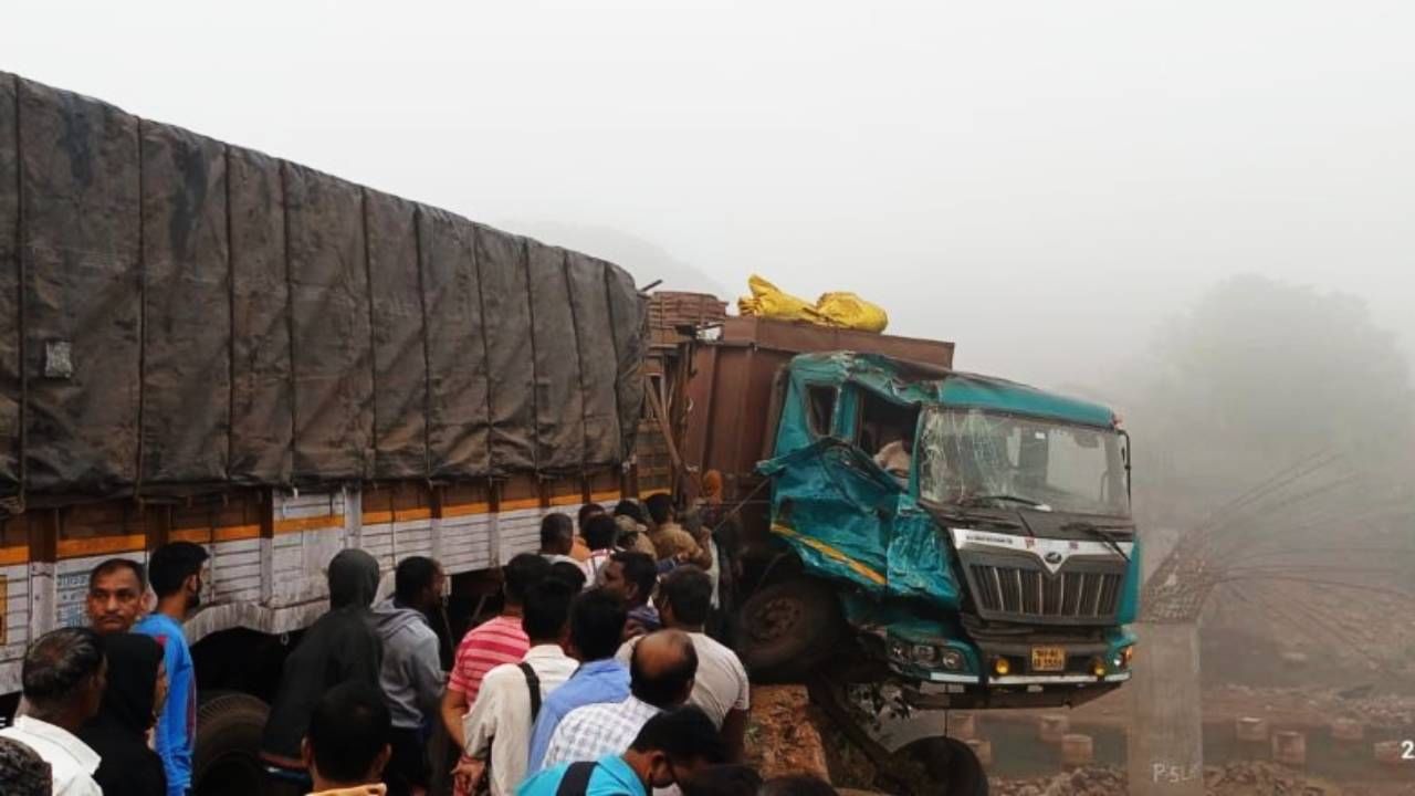 Accident | पुलाचा कठडा तोडून ट्रक बाहेर लटकला, मुंबई-गोवा हायवेवर नेमका कसा झाला अपघात?
