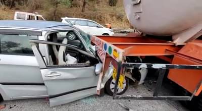 मुंबई-पुणे एक्स्प्रेस वेवर कार टँकरच्या खाली घुसली, काळ आता होता पण वेळ नाही