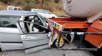 मुंबई-पुणे एक्स्प्रेस वेवर कार टँकरच्या खाली घुसली, काळ आता होता पण वेळ नाही