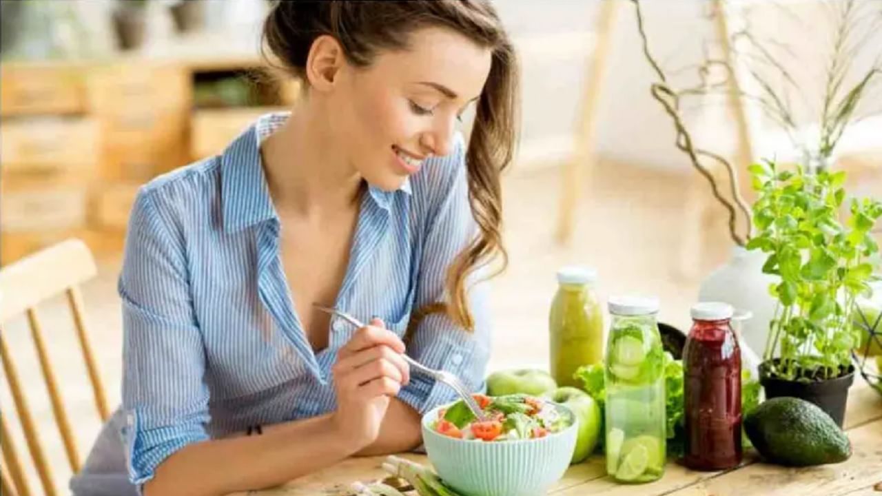 केस मजबूत आणि लांब ठेवायचे असतील तर निरोगी अन्न खाणे आवश्यक आहे. निरोगी आहारामुळे केसांच्या कूपांचे पोषण होते. आहारात हिरव्या भाज्या आणि फळांचा समावेश करा. जास्त तळलेले अन्न, मद्यपान आणि धूम्रपान करणे टाळाच. 
