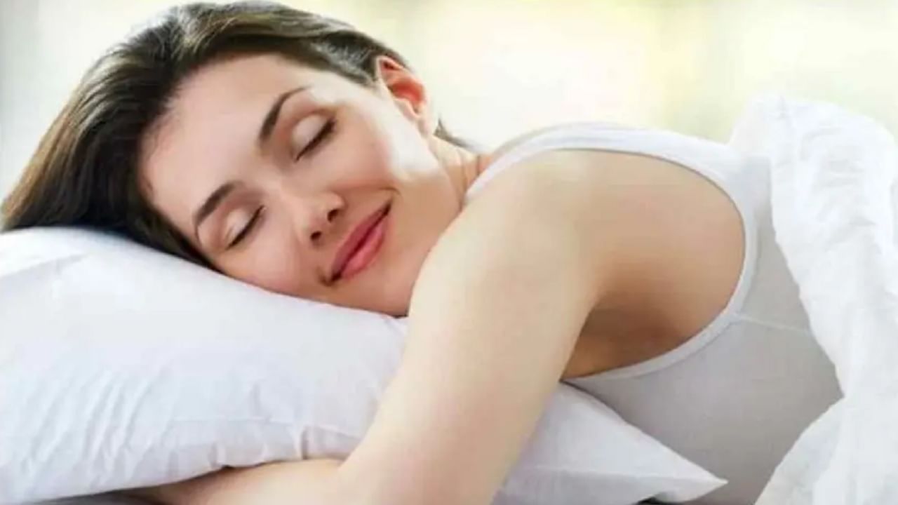 आयुर्वेदानुसार पूर्ण झोप आपल्या शरीरासाठी खूप महत्त्वाची आहे. कमी मसाला असलेले हलके रात्रीचे जेवण आणि त्यानंतर एक ग्लास दूध यामुळे चांगली झोप येण्यास मदत होते. पुरेशी झोप न घेतल्याने केसांशी संबंधित समस्या उद्भवू शकतात.